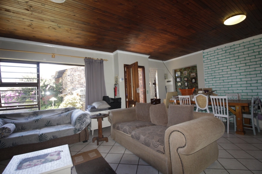 6 Bedroom Property for Sale in Wavecrest Eastern Cape